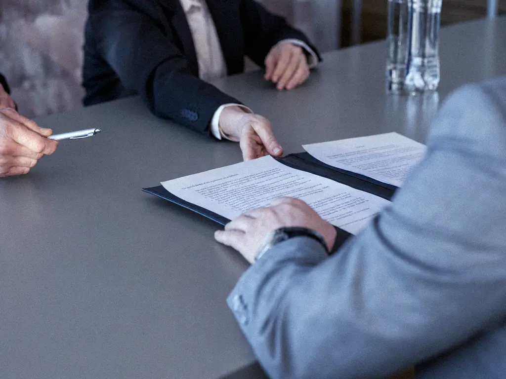 Revue d un contrat juridique assistee par l IA