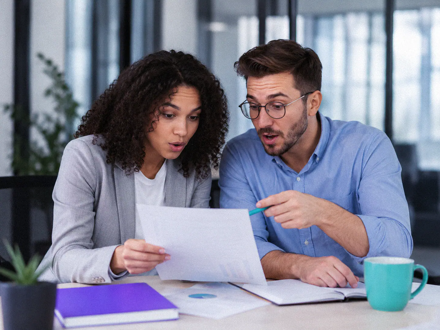 Deux responsables découvrent les opportunités révélées par leur audit IA