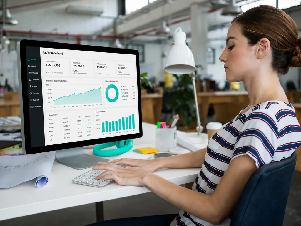 Dirigeante de PME examinant les avantages de l’intelligence artificielle sur ses processus