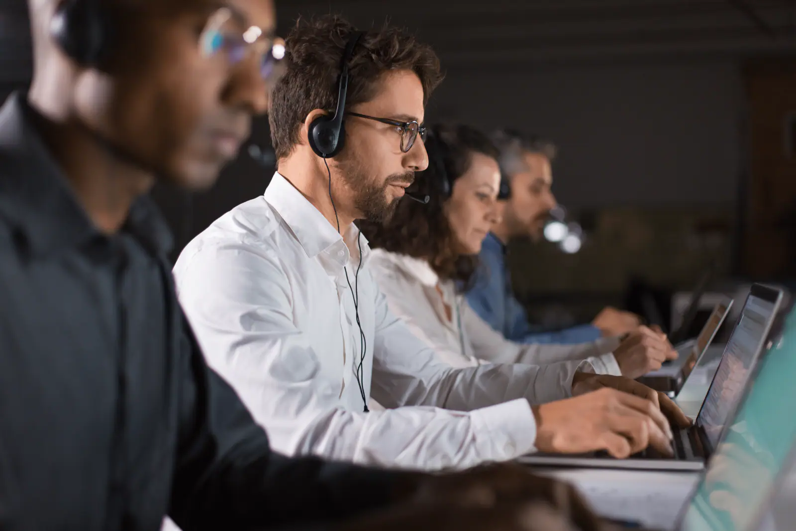 Équipe de service client appuyée par une IA branchée sur l’historique