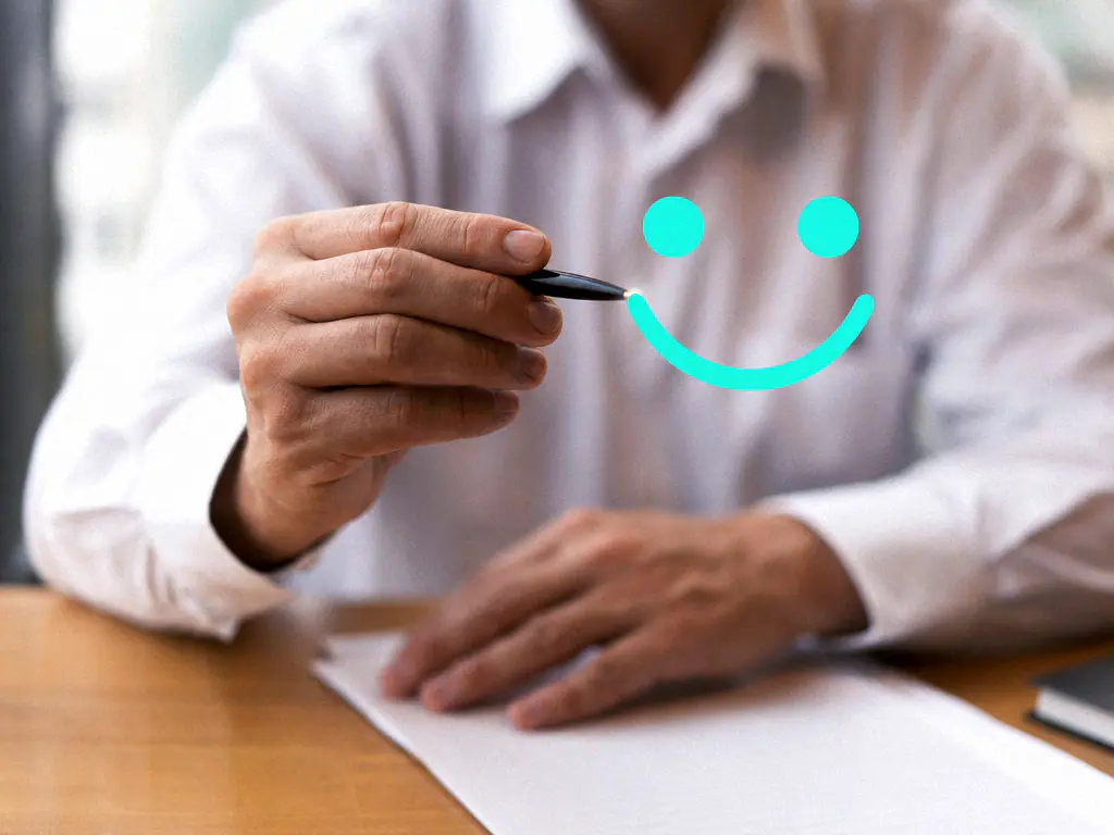 Sourire tracé au stylo sur une feuille blanche, symbole de satisfaction client