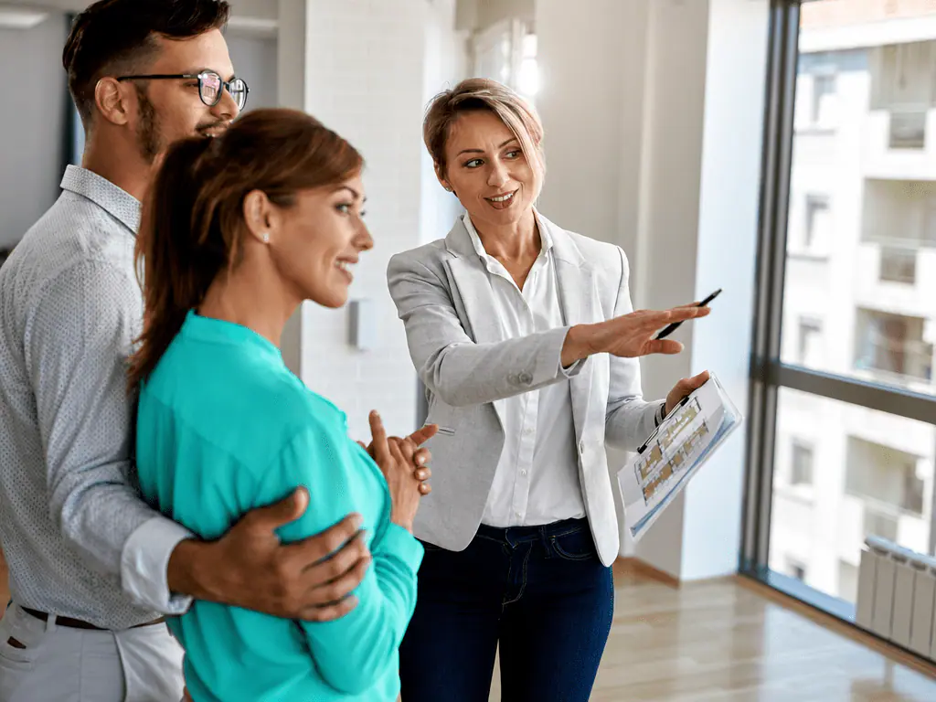 Équipe marketing arbitrant sa stratégie devant un tableau