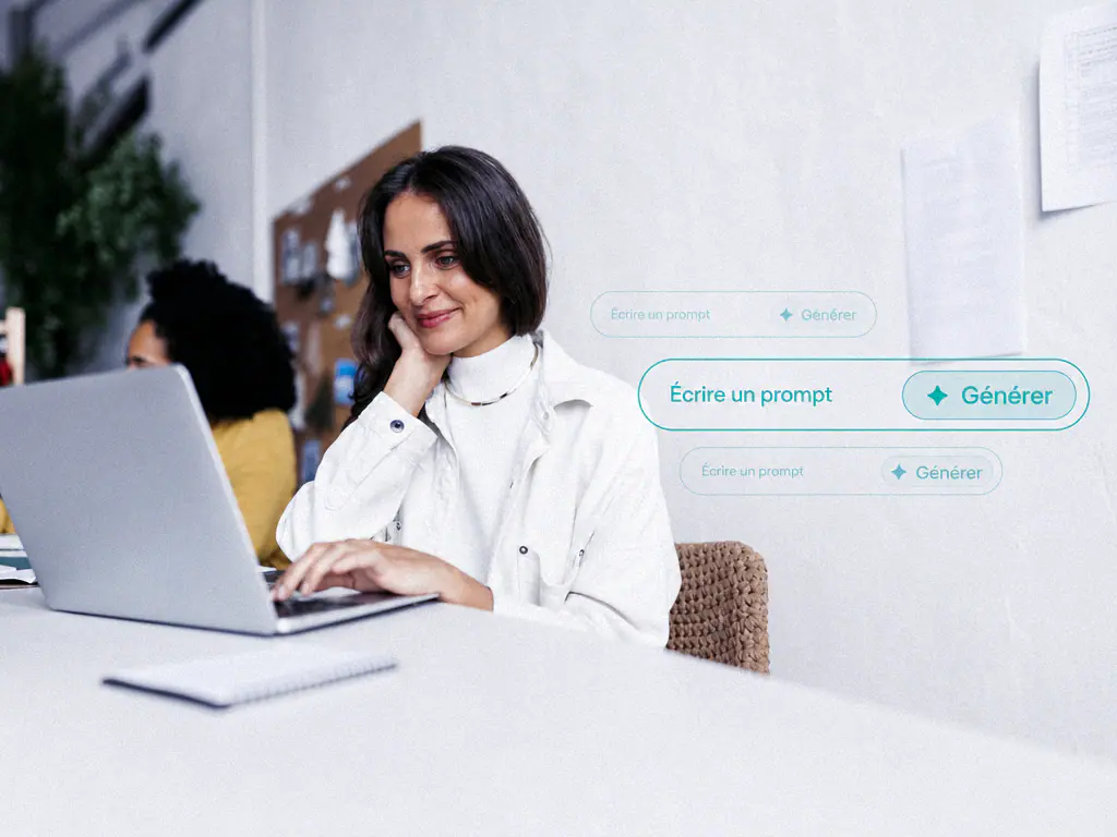 Consultante rédigeant une proposition avec l’aide d’une saisie assistée par IA