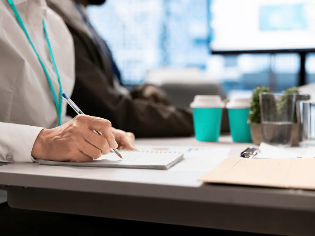 Nouveau collaborateur accompagné par un assistant IA