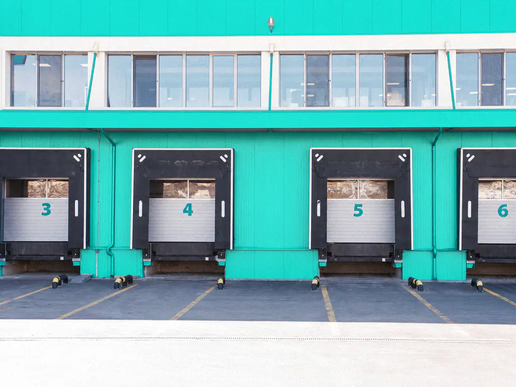 Quais de chargement numérotés d’une plateforme logistique