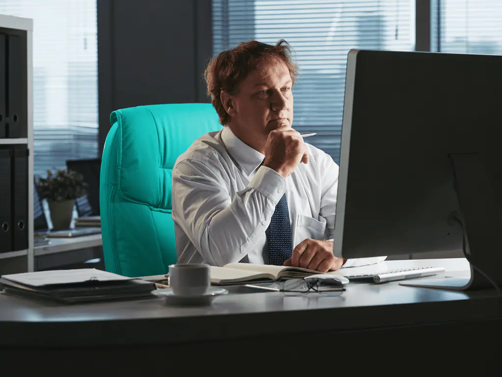 Responsable de service examinant sa file de demandes en cours