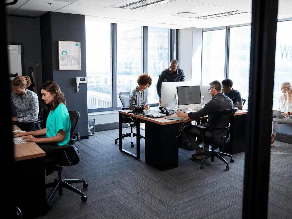 Équipes travaillant avec des solutions d’IA intégrées à leurs applications