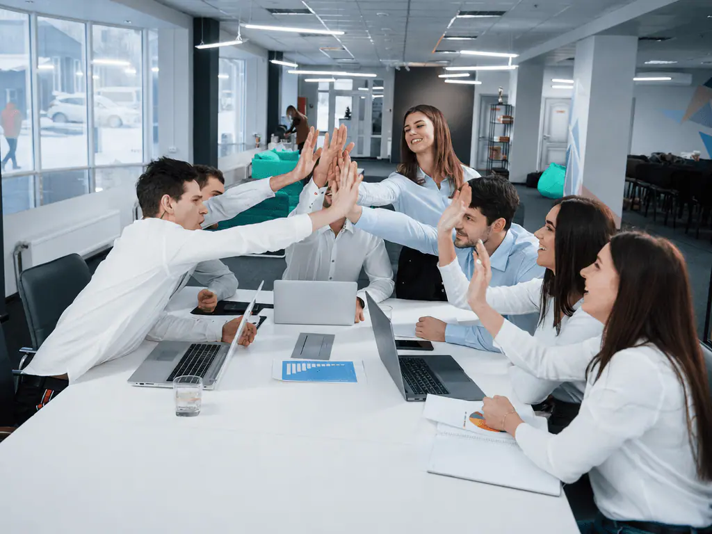 Collaborateurs de plusieurs services utilisant une IA intégrée à leurs applications