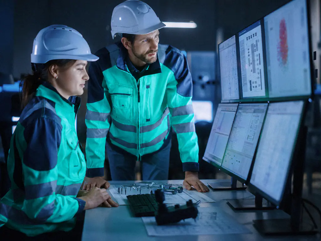 Poste de supervision industrielle, courbes de suivi affichées sur plusieurs écrans