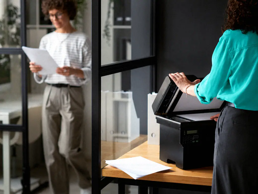 Collaboratrice numérisant un document sur le copieur du bureau