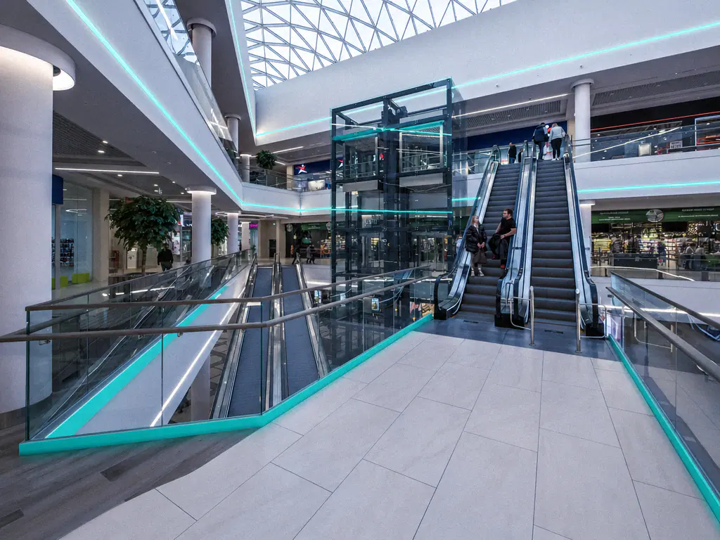 Équipe de commerce et de service client travaillant avec l’IA