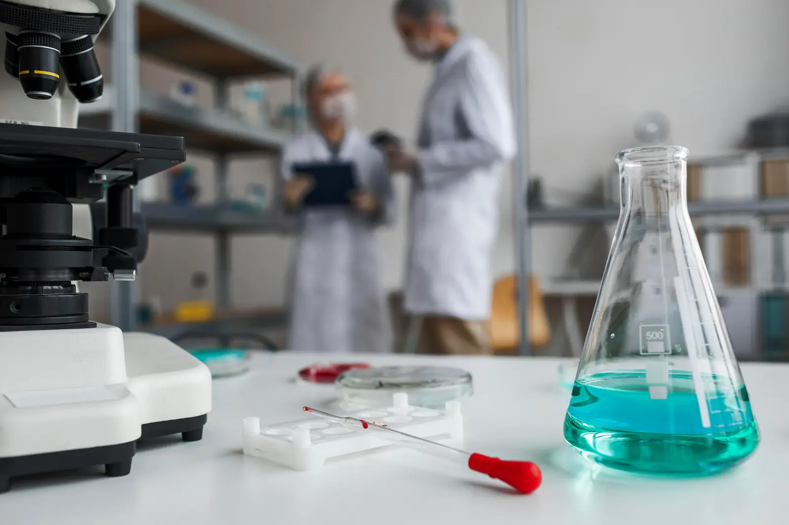 Deux scientifiques échangent dans un laboratoire