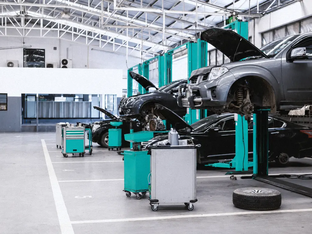 Un atelier automobile moderne avec des véhicules sur ponts élévateurs