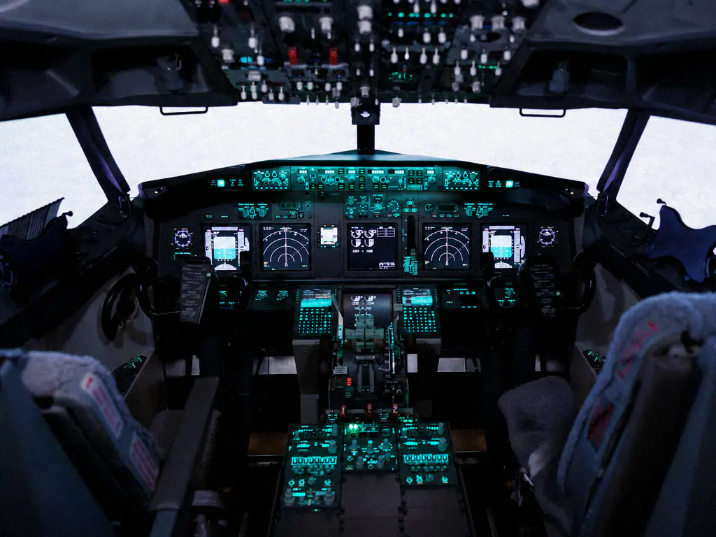 Poste de pilotage d’un avion de ligne, instruments allumés