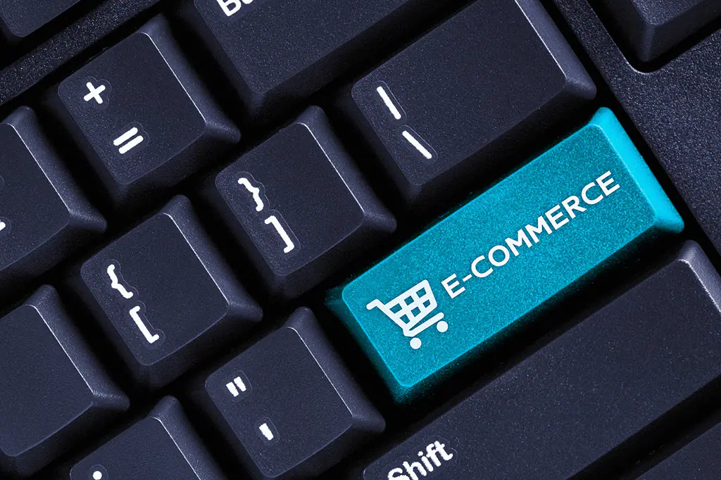 Touche de clavier turquoise marquée e-commerce avec un caddie