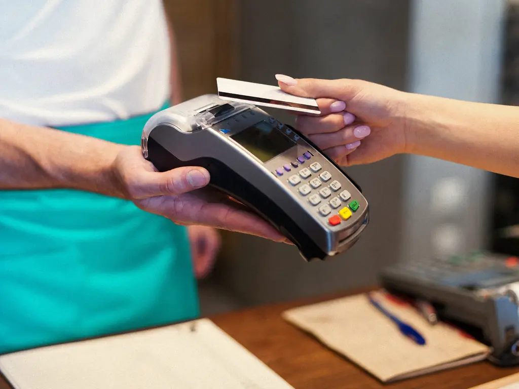Paiement par carte bancaire sur un terminal tenu par un commerçant