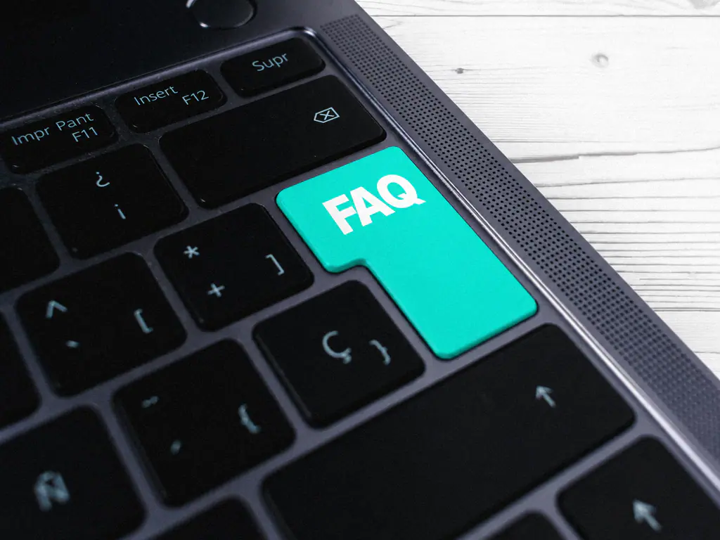 Touche FAQ turquoise sur le clavier d’un ordinateur portable