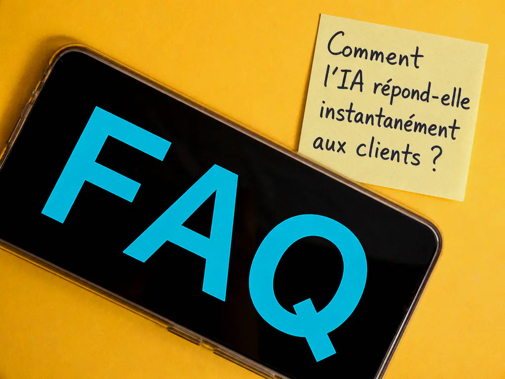 Téléphone affichant FAQ à côté d’un post-it demandant comment l’IA répond instantanément aux clients