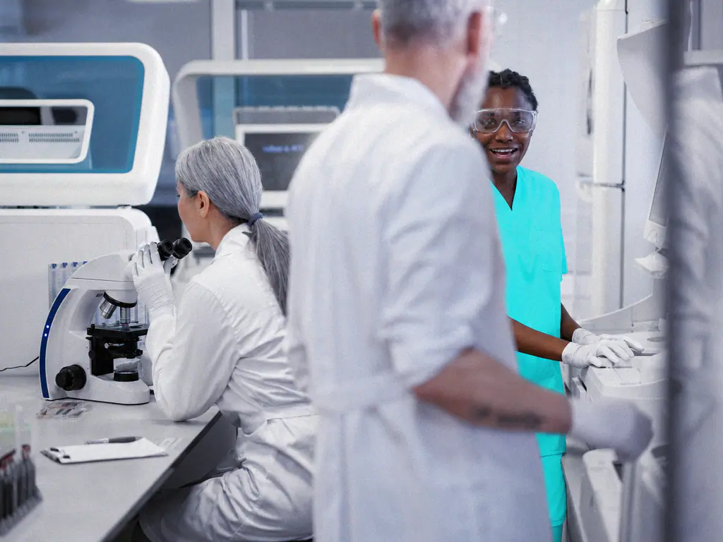 Une équipe de laboratoire travaille au microscope et sur les automates d’analyse