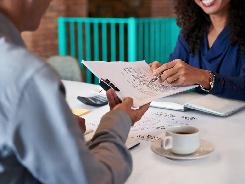 Échange d’un document annoté entre deux interlocuteurs autour d’une table