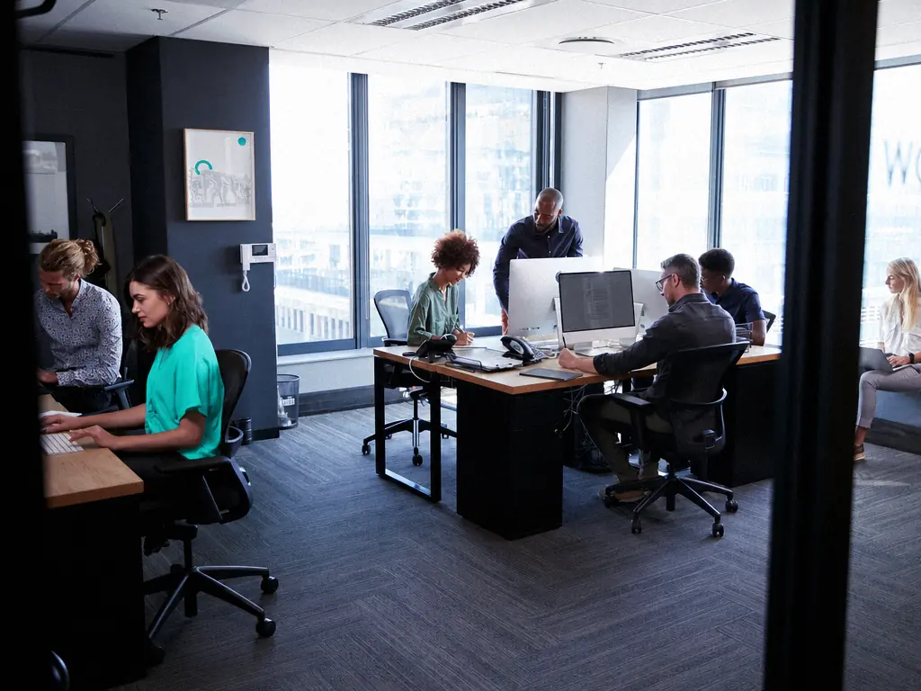 Open space d’une PME, collaborateurs au travail sur leurs postes